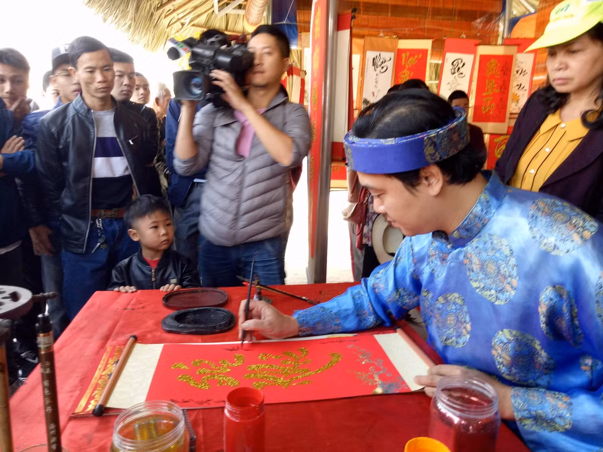 Vương triều nhà Mạc trị vì 65 năm, trong thời gian đó, nhà Mạc mở được 22 khoa thi Hội, 485 người đỗ tiến sĩ và 11 người đỗ Trạng Nguyên. Trong đó có những người kiệt xuất như Trạng Trình Nguyễn Bỉnh Khiêm, Phùng Khắc Khoan, Nguyễn Thiến… Vùng đất Kiến Thụy là nơi địa linh nhân kiệt, nơi phát tích vương triều nhà Mạc, có truyền thống hiếu học, thời nào cũng có người đỗ đạt, giữ chức vụ cao cấp quốc gia và thành phố Hải Phòng.