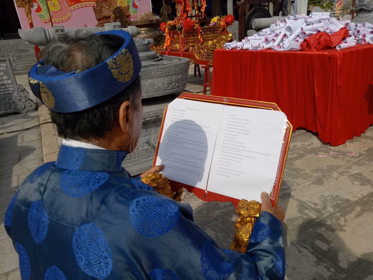 Ông Ngô Minh Khiêm, Trưởng ban quản lý khu tưởng niệm cho biết: “Hoạt động này bắt đầu từ năm 2011; lúc đó mới chỉ có hơn 10 học sinh tham gia; hiện tại là có hơn 500 học sinh tham gia. Đây là một sự phát triển rất đáng mừng trong hoạt động khai bút đầu năm của TP Hải Phòng”.