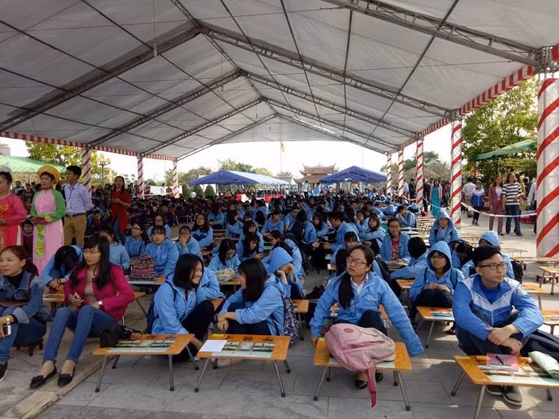 Các em học sinh rất hồ hởi khi BTC bố trí ngồi như các thí sinh thi khoa bảng trước đây.