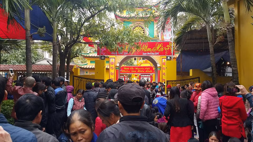 Dòng người đủ loại từ những người nông dân áo vải, đến những người đi ô tô, mặc comple sang trọng, từ những cụ già đến những em nhỏ, từ đàn bà cho đến đàn ông thuộc nhiều tỉnh thành lân cận như Quảng Ninh, Hải Phòng, Hưng Yên, Hà Nội… nườm nượp kéo về.