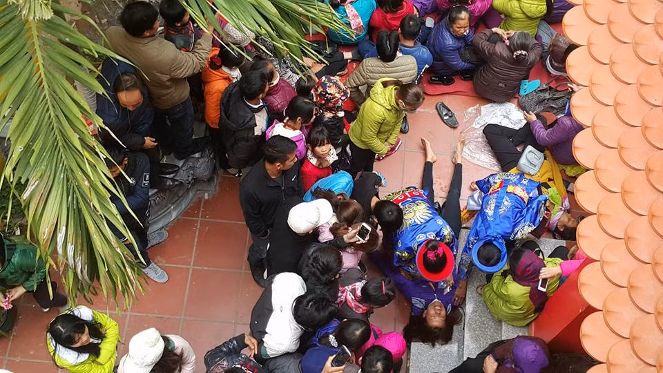 Nhiều người ngất xỉu.