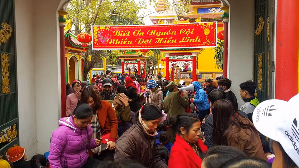 Bất kỳ nơi nào của Phủ Mẫu The cũng là cảnh dòng người đông nghịt, chen chúc nhau.