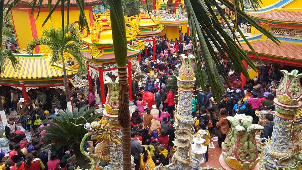 Hàng chục năm qua, cảnh tượng trên vẫn diễn ra như thế dù chưa một ai, chưa một cơ quan chức năng nào trả lời được câu hỏi “Bà Đoàn Thị The là ai mà tự xưng mình là “mẫu thiên hạ”? Và bà The có khả năng cứu độ chúng sinh thật hay chỉ là chiêu trò tung hô buôn thần bán thánh, lợi dụng niềm tin của người dân để trục lợi? Phủ mẫu vẫn tồn tại và ngày càng hoàng tráng hơn với cơ ngơi lên đến hàng chục tỷ đồng. Phủ Mẫu càng hoàng tráng, “các con” của “Mẫu” càng tin mẫu có khả năng cứu độ chúng sinh.