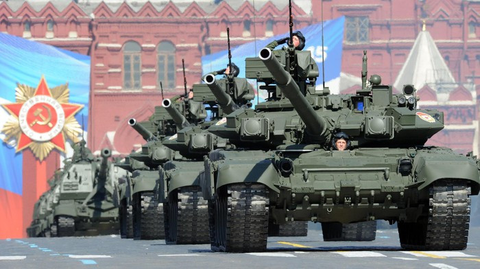 Trong giai đoạn chờ đợi T-14 Armata đi vào sản xuất hàng loạt, nhà máy UralVagonZavod vừa bàn giao cho Sư đoàn cận vệ số 4 đóng tại Moskva một lô T-90M Proryv-3, nhưng số lượng MBT này cũng chỉ ở mức hạn chế.