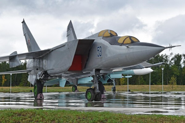 Mặc dù MiG-25 của không quân Liên Xô chưa bao giờ tham gia các trận đánh với F-15 thuộc không quân Mỹ, nhưng các phiên bản xuất khẩu của tiêm kích Foxbat trong một số trường hợp đã đụng độ cả F-15 của Mỹ và Israel.