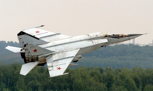 F-15 được thiết kế tương tự chủ yếu để chiến đấu trên không, mặc dù nó không có khả năng tiếp nhận các loại đạn chuyên dụng như P-40 mà phải sử dụng tên lửa kém uy lực hơn là AIM-7 Sparrow.