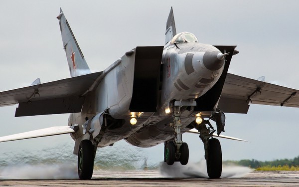 Khách hàng nước ngoài đầu tiên của MiG-25 - Không quân Algeria, vào cuối những năm 1980, đã triển khai các máy bay này để tuần tra. MiG-25 đã ngăn chặn nhiều cuộc không kích của Israel vào nước này bằng F-15.