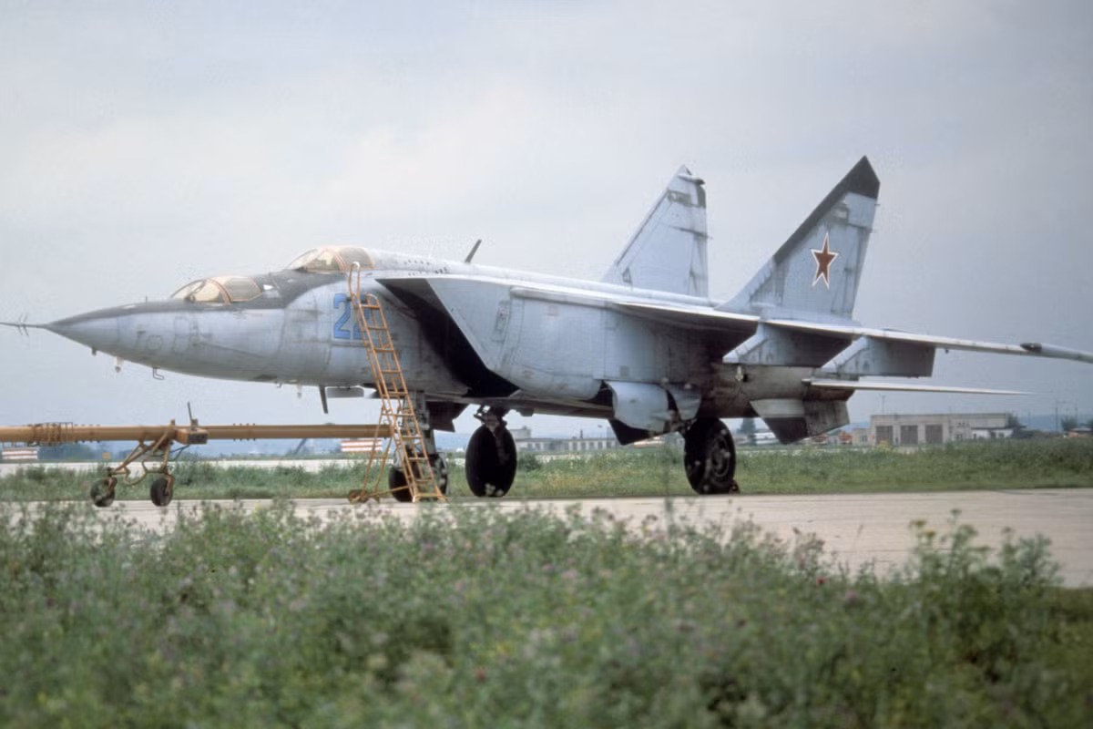 Syria cũng có tiêm kích MiG-25 phiên bản xuất khẩu nhưng với các đặc điểm chưa rõ ràng. Đầu năm 1981, không quân Israel phục kích MiG-25 trên bầu trời Lebanon bằng máy bay trinh sát RF-4. Họ đã thành công trong việc áp sát hai chiếc MiG và bắn hạ một trong số đó bằng F-15.