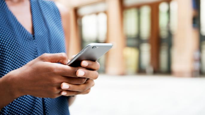 Điều này có thể gây ra một loạt vấn đề sức khỏe cho chị em như đau đầu, đau lưng, mỏi cổ, mỏi mắt, ảnh hưởng đến giấc ngủ. Ảnh: thetimes.