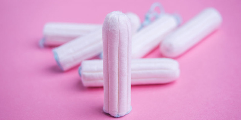 Bạn chỉ nên sử dụng tampon trong 4 - 6 giờ. Nếu sử dụng tampon lâu hơn thời gian trên có thể gây ra một số vấn đề với sức khỏe âm đạo của chị em. Ảnh: livestrong.