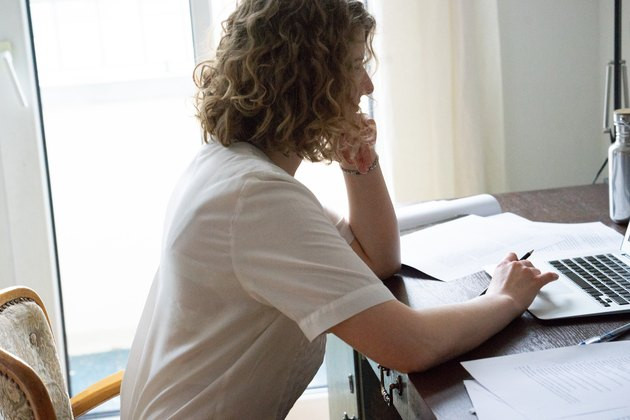 Ngoài ra, nhiều chị em lại hay có thói quen sử dụng các thiết bị điện tử như điện thoại di động, máy tính,...liên tục trong một thời gian dài. Ảnh: livestrong.