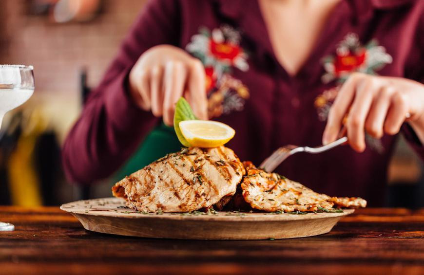 Bên cạnh đó, nhiều chị em lại có thói quen “triệt tiêu” hoàn toàn carbs ra khỏi chế độ ăn uống của mình. Ảnh: thedailymeal.