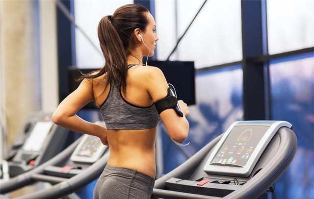 Việc khởi động cơ thể trước khi tập là rất quan trọng, giúp cơ thể không bị co cứng, từ đó tập luyện sẽ hiệu quả hơn. Ảnh: ttol.