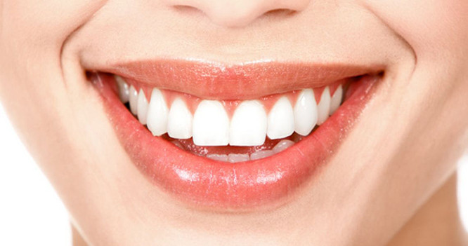 Bên cạnh đó, bạn cũng nên hạn chế các đồ uống có màu như cà phê,...trong thời gian đầu sau khi làm dán veneer răng. Ảnh: navii.