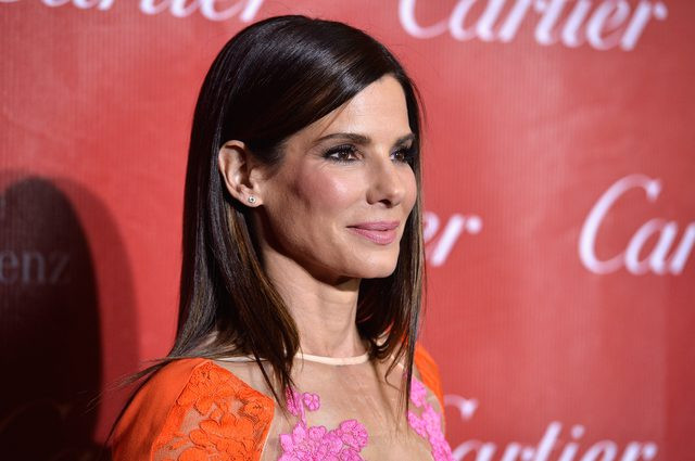 Sandra Bullock, 53 tuổi, cũng gây ấn tượng với vẻ đẹp “không tuổi”.