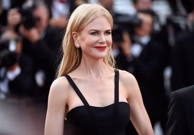 Với làn da trắng mịn, khuôn mặt đẹp không góc chết, thật khó có thể tin nữ diễn Nicole Kidman hiện nay đã 50 tuổi.