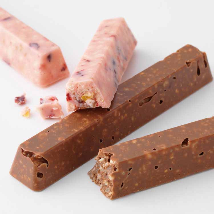 Ở một số nước, thí sinh có thể nghỉ giữa giờ từ 5 - 10 phút. Vì vậy, bạn nên mang theo một chút đồ ăn nhẹ theo để cung cấp năng lượng cho cơ thể trong suốt thời gian làm bài. Ảnh: royce.