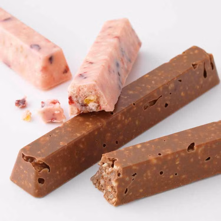 Ở một số nước, thí sinh có thể nghỉ giữa giờ từ 5 - 10 phút. Vì vậy, bạn nên mang theo một chút đồ ăn nhẹ theo để cung cấp năng lượng cho cơ thể trong suốt thời gian làm bài. Ảnh: royce.