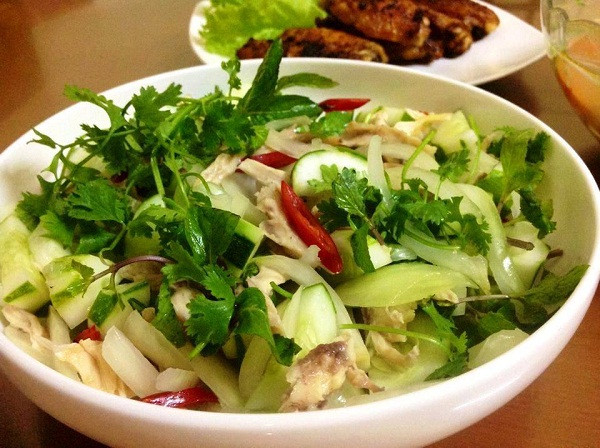 Bạn cũng nên ăn những bữa ăn nhẹ với lượng thức ăn vừa phải như salad với thịt gà hoặc cá hồi bởi nếu bạn ăn quá nhiều, quá no thì năng lượng của cơ thể bạn sẽ tập trung vào quá trình tiêu hóa hơn là cung cấp cho bộ não. Ảnh: cdn.