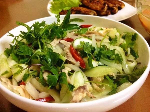 Bạn cũng nên ăn những bữa ăn nhẹ với lượng thức ăn vừa phải như salad với thịt gà hoặc cá hồi bởi nếu bạn ăn quá nhiều, quá no thì năng lượng của cơ thể bạn sẽ tập trung vào quá trình tiêu hóa hơn là cung cấp cho bộ não. Ảnh: cdn.