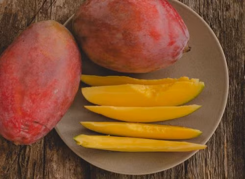 Nhiều người không muốn ăn xoài mùa hè bởi cho rằng loại trái cây này gây nóng cho cơ thể nhưng thực ra, xoài chứa rất nhiều chất xơ cùng các vitamin A, B-6 và C.