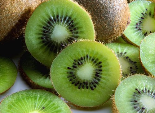 Một quả kiwi cỡ lớn chỉ chứa 56 calo nhưng lượng vitamin C có trong nó lại cao hơn 20% lượng vitamin C có trong một quả cam.
