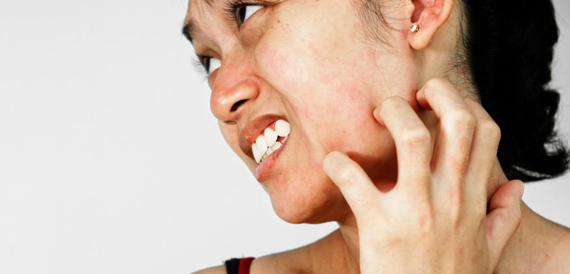 Ngoài ra, bạn không được tự ý sửa đổi liều lượng thuốc hoặc ngừng dùng thuốc mà không trao đổi trước với bác sĩ. Khi gặp bất kỳ tác dụng phụ bất thường hoặc khó chịu từ thuốc, bạn hãy báo cáo ngay cho bác sĩ được biết. Ảnh: healthline.