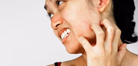 Ngoài ra, bạn không được tự ý sửa đổi liều lượng thuốc hoặc ngừng dùng thuốc mà không trao đổi trước với bác sĩ. Khi gặp bất kỳ tác dụng phụ bất thường hoặc khó chịu từ thuốc, bạn hãy báo cáo ngay cho bác sĩ được biết. Ảnh: healthline.