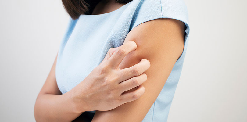 Bước 6: Bạn hãy thử các phương pháp điều trị dị ứng khác nhau cho đến khi bạn tìm thấy một phương pháp hiệu quả. Đừng nản lòng nếu những loại thuốc đầu tiên bạn thử không có tác dụng như bạn mong đợi bởi một số người phải thử nhiều lần trước khi tìm ra loại thuốc chống dị ứng có hiệu quả nhất đối với họ. Ảnh: eucerin.