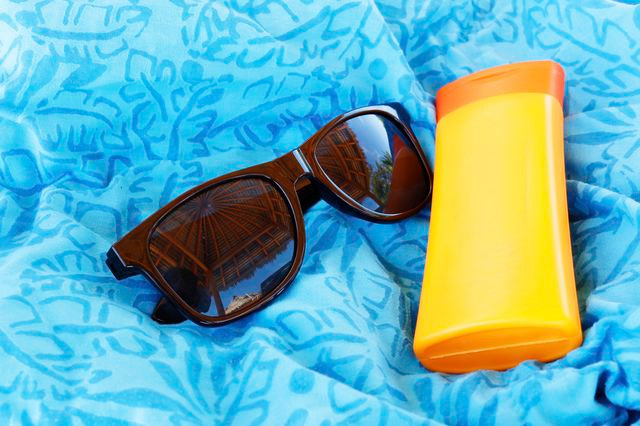 Oxybenzone là một trong những thành phần độc hại trong mỹ phẩm, thường được tìm thấy trong các sản phẩm kem chống nắng, kem dưỡng ẩm hay các loại son bóng. Ảnh: Livestrong.