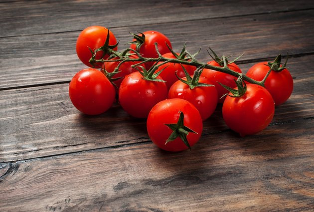Cà chua rất giàu lycopene, một chất chống oxy hóa với đặc tính chống nắng tự nhiên. Ảnh: organicfacts.