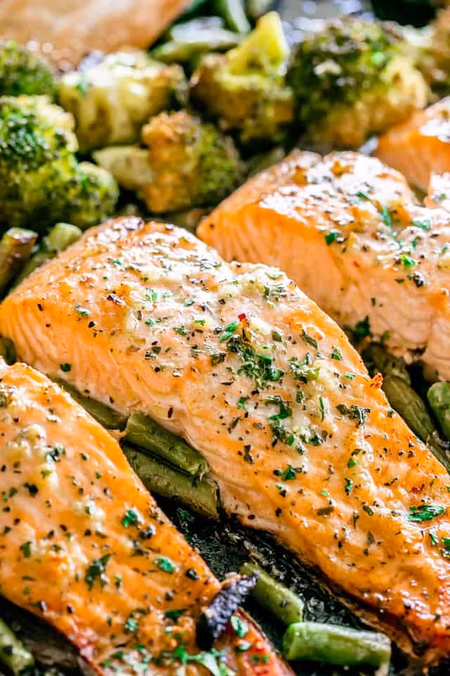 Khi đề cập đến vấn đề cơ thể và ngoại hình, cá hồi chắc chắn là một “siêu” thực phẩm giúp bạn khỏe mạnh và giữ được vẻ ngoài trẻ hơn so với tuổi. Ảnh: diethood.