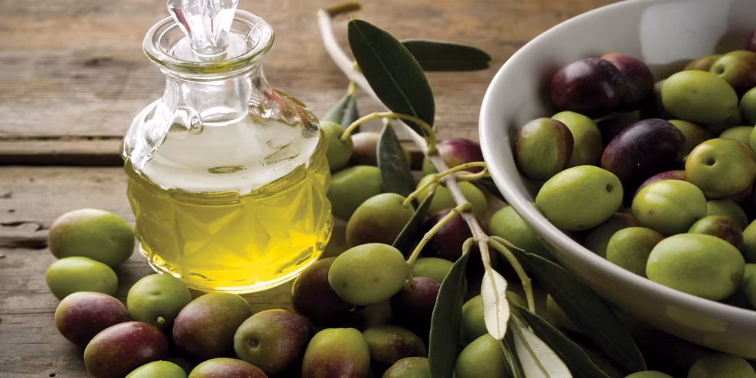 Dầu olive còn có tác dụng giảm viêm, rất giàu chất chống oxy hóa, giúp giữ ẩm cho da và bảo vệ da khỏi bị tổn thương. Ảnh: healthplus.