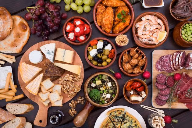 Phô mai là một trong những thực phẩm bạn nên ăn hàng ngày nếu muốn có vẻ ngoài trẻ hơn tuổi, tươi tắn, rạng ngời. Ảnh: livestrong.