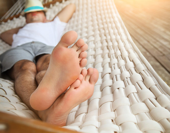 Ngoài ra, bạn nên mang những đôi giày thoáng khí, tránh giày nhựa và giày da. Ảnh: zederna.