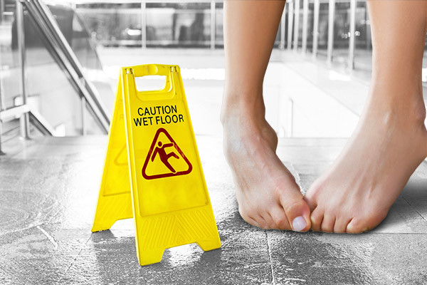 Bên cạnh đó, bạn nên sử dụng xịt khử mùi hôi chân, tương tự như cách bạn sử dụng xịt khử mùi cho vùng nách để ngăn mùi. Ảnh: netdna.