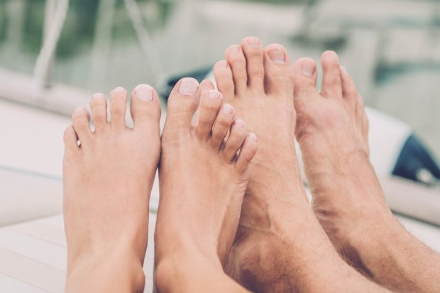 Cùng với việc đi giày thoáng khí, bạn cũng cần đi những đôi tất khô và sạch để ngăn ngừa mồ hôi, giảm thiểu mùi hôi. Ảnh: footfiles.