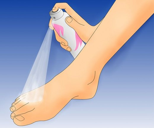 Sau khi cởi giày ra, bạn hãy cho một ít baking soda vào để hấp thụ độ ẩm dư thừa. Điều này ngăn chặn vi khuẩn có mùi khó chịu. Ảnh: imgur.