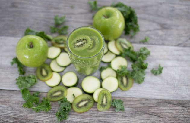 Sinh tố kiwi, bí ngòi và táo rất phù hợp để uống sau khi tập luyện thể dục thể thao bởi nó giúp bổ sung các chất điện giải bị mất qua mồ hôi.