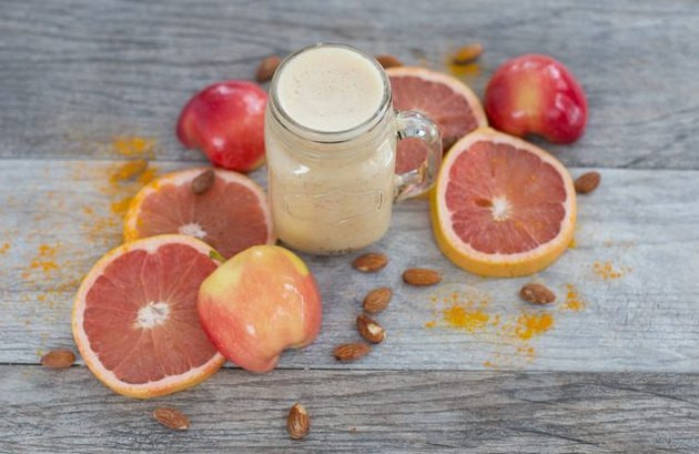 Bạn có thể thử ngay món sinh tố bưởi, gừng và nghệ - loại sinh tố vừa có tác dụng chống lão hóa, vừa chống đau dạ dày và rất tốt cho người bị viêm xương.