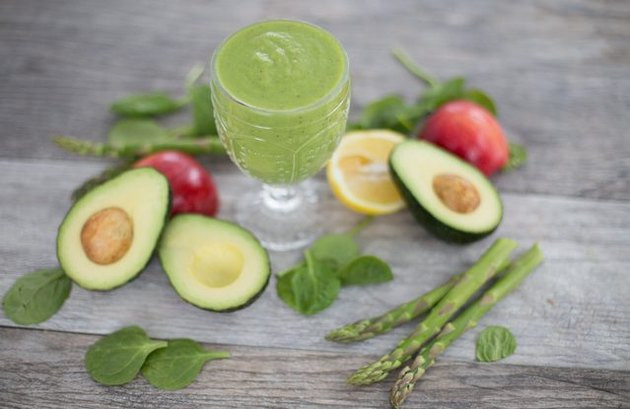 Sinh tố bơ, táo và măng tây chứa nhiều chất xơ, có tác dụng chống viêm, tốt cho tim và não.