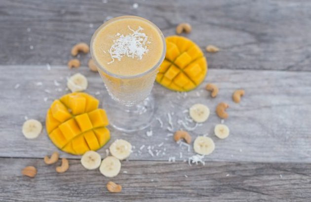 Xoài, vani và hạnh nhân làm nên loại sinh tố mùa hè không chỉ ngon mà còn giúp cho hệ tiêu hóa khỏe mạnh.
