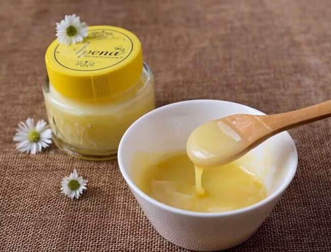 Cụ thể, sữa ong chúa hỗ trợ điều trị, phục hồi làn da, mái tóc. Ảnh: hilandfood.