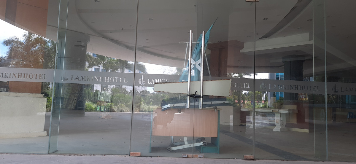 Tất cả cửa ra vào tòa nhà đều bị đóng kín, niêm phong.