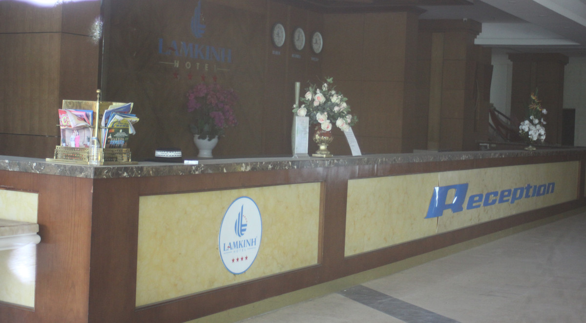 Khu vực lễ tân bên trong tòa nhà phủ kín bụi.