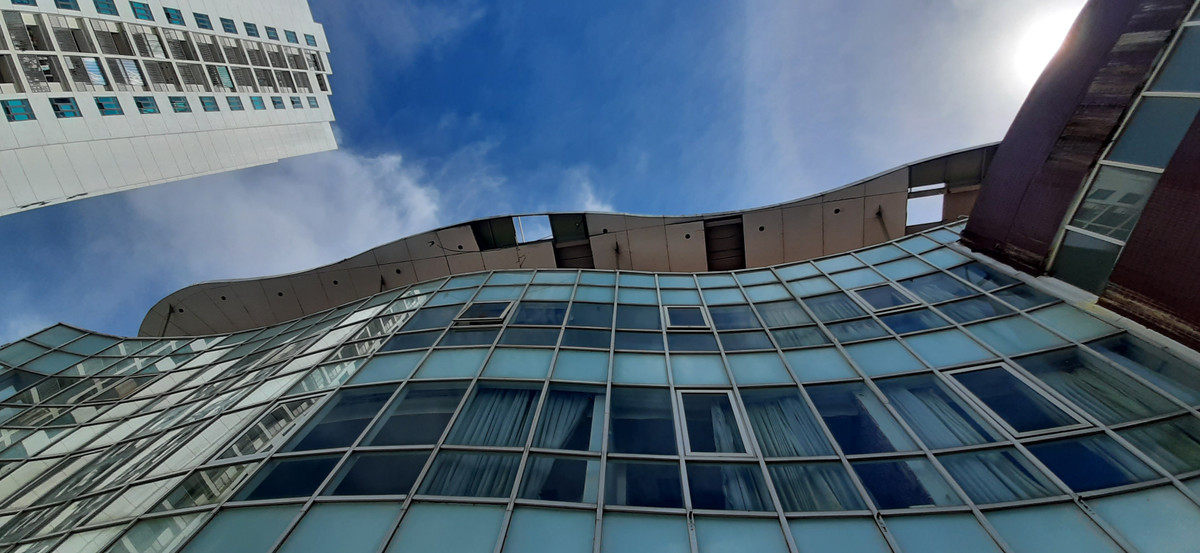 Công trình gần 500 tỷ đẳng cấp quốc tế 4 sao đầu tiên của Thanh Hóa hoàn thành, đưa vào sử dụng từ cuối năm 2010. Sau gần 1 năm dừng hoạt động phần mái che, hệ thống đèn điện bị hư hỏng, rơi xuống tiềm ẩn nguy cơ mất an toàn cho người dân xung quanh.