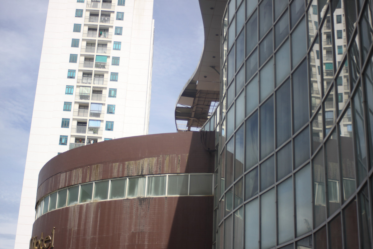 Được biết, đây là dự án có tổng mức đầu tư gần 500 tỷ đồng do Công ty Cổ phần Xây lắp Dầu khí Thanh Hóa, Công ty Cổ phần Đầu tư và Xây dựng Dầu khí Phú Đạt và Công ty Cổ phần Đầu tư khu công nghiệp Dầu khí IDICO Long Sơn góp vốn đầu tư. Từ cuối năm 2020, khách sạn thông báo tạm ngưng hoạt động cho tới nay.