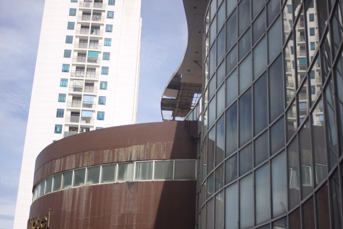 Được biết, đây là dự án có tổng mức đầu tư gần 500 tỷ đồng do Công ty Cổ phần Xây lắp Dầu khí Thanh Hóa, Công ty Cổ phần Đầu tư và Xây dựng Dầu khí Phú Đạt và Công ty Cổ phần Đầu tư khu công nghiệp Dầu khí IDICO Long Sơn góp vốn đầu tư. Từ cuối năm 2020, khách sạn thông báo tạm ngưng hoạt động cho tới nay.