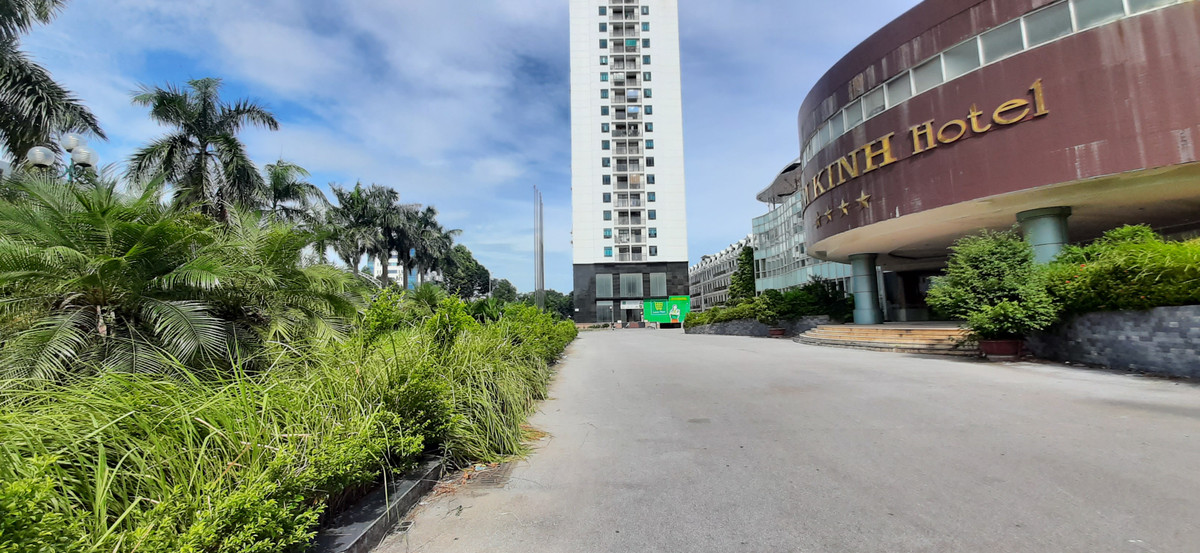 Khách sạn Lam Kinh cao 11 tầng, tọa lạc trên tuyến Đại lộ Lê Lợi (tuyến đường được xem là đẹp nhất Thanh Hóa) sau 10 năm hoạt động phải niêm phong, tạm dừng hoạt động.