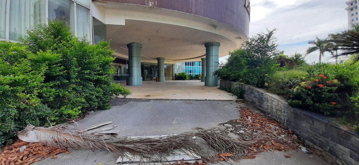 Các cửa đi vào tòa nhà khách sạn được rào lại để không cho người dân, người lạ vào.